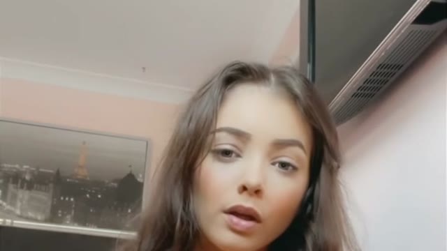 Littlmisfit - Brune en collant résille noir avec un jouet à bulles