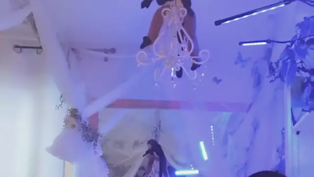 CloverBendsOver - Lingerie blanche et bâillon sous la lumière bleue