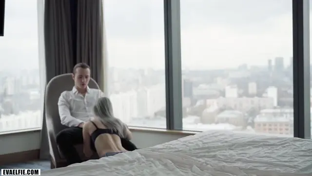 Eva Elfie - Cheveux argentés et lingerie noire face à la ville